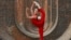 L'athlète de gymnastique rythmique britannique, Hannah Martin, lors d'une formation au viaduc de la vallée d'Ouse, Sussex, Grande-Bretagne, 29 juin 2020.
