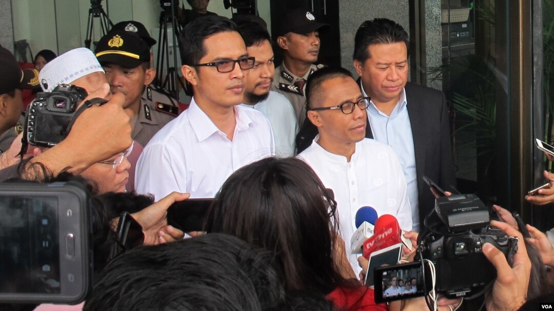 Juru bicara KPK Febri Diansyah (baju putih kiri) dan mantan anggota DPR Drajat Wibowo (kanan depan) memberikan keterangan kepada wartawan usai melakukan pertemuan, Senin 5/6. (VOA/Fathiyah)