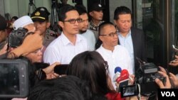 Juru bicara KPK Febri Diansyah (baju putih kiri) dan mantan anggota DPR Drajat Wibowo (kanan depan) memberikan keterangan kepada wartawan usai melakukan pertemuan, Senin 5/6. (VOA/Fathiyah)