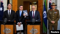 PM Australia Anthony Albanese (kanan), didampingi Pat Conroy, Menteri Pembangunan Internasional dan Pasifik Australia (tengah), berbicara kepada media di Canberra. 