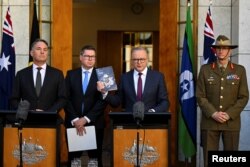 澳大利亚总理阿拉巴尼斯（右二）在公布了澳大利亚《国防战略评估》后举行的记者会上讲话。（2023年4月24日）