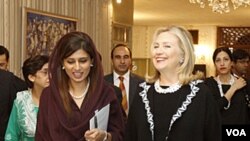 Menlu Pakistan Hina Rabbani Khar menerima Menlu AS Hillary Clinton di Islamabad (Oktober 2011). Kedua Menlu bertemu di sela konferensi Somalia di London (23/2).