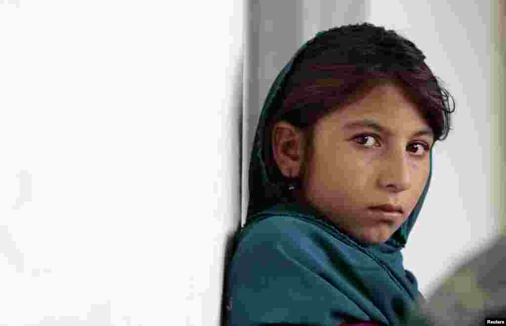 سختی قبائلی روایت کی وجہ سے خواتین کے خاندان کے مرد اُنھیں راشن تقسیم کرنے والے مراکز پر نہیں جانے دیتے۔