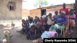 Charline Katsuva, fondatrice de l'orphelinat "Maman Marie" entourée d'enfants à Beni, RDC, 17 octobre 2018. (VOA/Charly Kasereka)