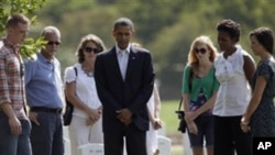 Presidente Obama e a esposa Milchelle Obama no cemitério de Arlington prestando homenagem as vitimas dos ataques terroristas do 11 de Setembro de 2001