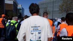 2026年9月7日欧洲钢铁分销与加工业协会(EUROMETAL)在布鲁塞尔欧洲委员会总部外举行抗议活动，呼吁保护欧洲钢铁和金属行业。（路透社）