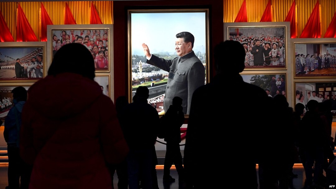 Trong cuốn L’Anomalie (Bất Bình Thường), Hervé Le Tellier cho một nhân vật tên là Xi Jinping xuất hiện. Và đó chính là ông Tập Cận Bình, chủ tịch Trung Quốc. Chỉ khác một nét là nhân vật giả tưởng này biết nói khôi hài. Hình minh họa.