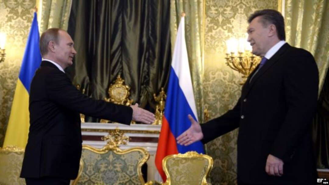 Ukraina prezidenti Viktor Yanukovich (o'ngda) Rossiya prezidenti Vladimir Putin bilan Kremlda uchrashmoqda, 17-dekabr, 2013-yil