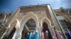 Un groupe de femmes devant le tribunal de Sale lors du procès sur l'assassinat de deux jeunes femmes scandinaves dans l'Atla, Maroc,16 mai 2019.