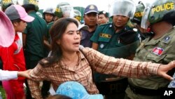 Tep Vanny (tengah), aktivis hak perumahan dan isu penggusuran paksa, ditahan setelah melakukan aksi unjuk rasa di Phnom Penh (foto: dok). 