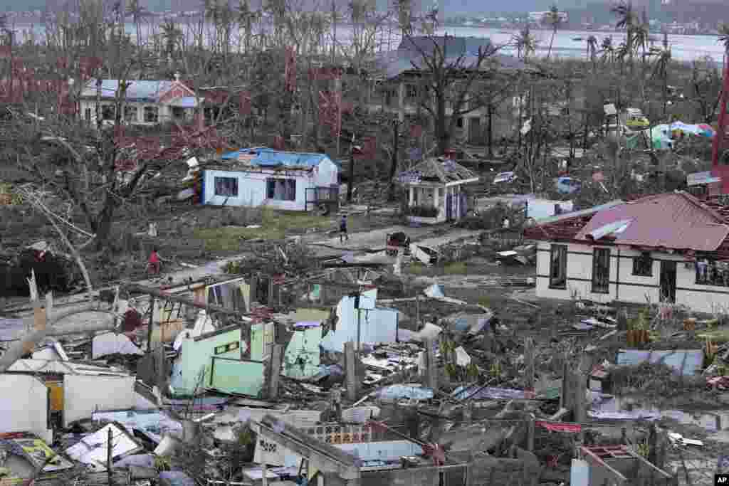 Rumah-rumah yang hancur akibat Topan Haiyan dahsyat yang menghantam kota Tacloban, provinsi Leyte di Filipina Tengah (9/11).&nbsp;(AP/Aaron Favila)