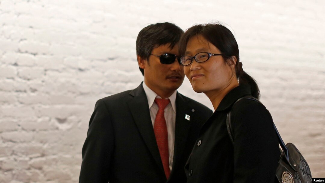 Pembangkang tunanetra China, Chen Guangcheng dan istrinya Yuan Weijing (Foto: dok). Aktivis Chen mengunjungi Taiwan selama 18 hari untuk melakukan serangkaian ceramah atas undangan Perhimpunan Taiwan bagi HAM di China.