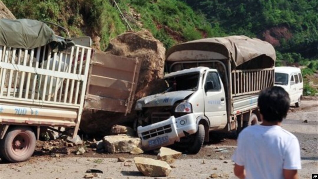 Truk rusak tertimpa batu jatuh karena gempa di Zhaotong, provinsi Yunan, Tiongkok. (Foto: AP)