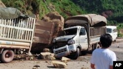 Truk rusak tertimpa batu jatuh karena gempa di Zhaotong, provinsi Yunan, Tiongkok. (Foto: AP)