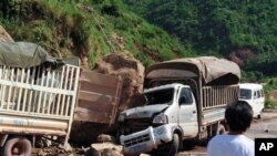 Xe vận tải bị hư hại vì đá đổ xuống trong trận động đất ở Vân Nam