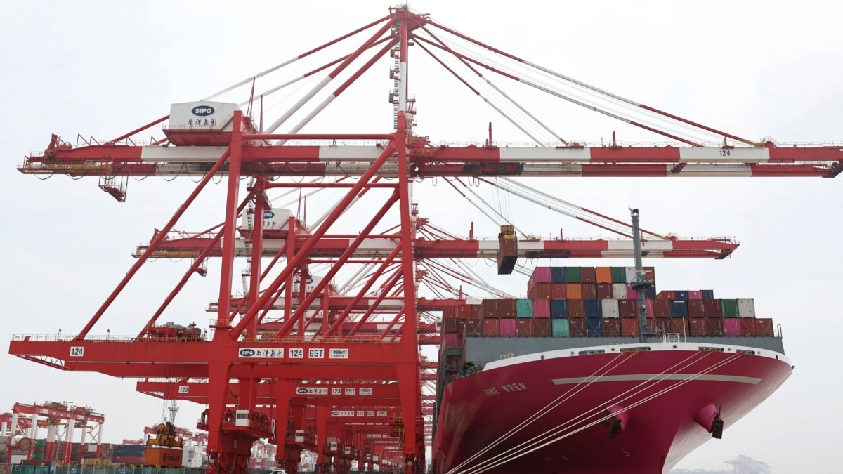 Chinese exports decline for the first time since May 2020