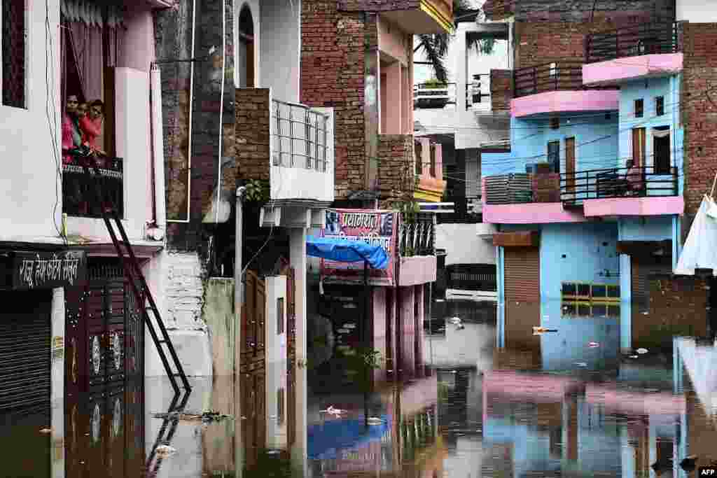 인도 알라하바드 주택지가 홍수로 물에 잠겼다. 