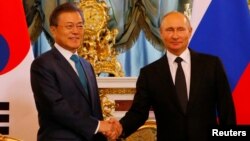 Tổng thống Nga Vladimir Putin và Tổng thống Hàn Quốc Moon Jae-in bắt tay trong một cuộc hội kiến tại Điện Kremlin, Moscow, Nga, ngày 22 tháng 6, 2018.