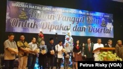 Perwakilan aktivis lintas agama dan Gusdurian Surabaya menghadiri perayaan Natal bersama GPPS Betlehem, Kutisari, Surabaya (Foto:VOA/Petrus Riski)