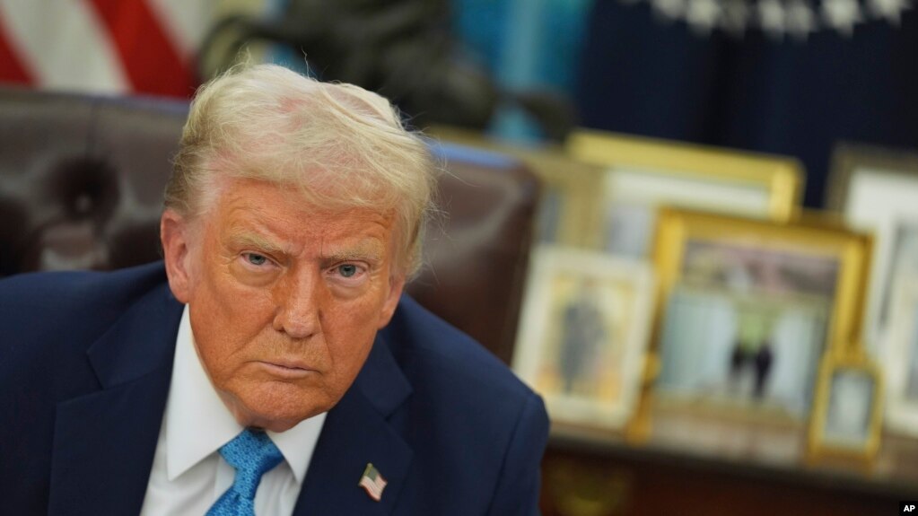 Президент Дональд Трамп общается с журналистами в Овальном кабинете Белого дома в пятницу, 31 января 2025 года, в Вашингтоне. (AP Photo/Evan Vucci)