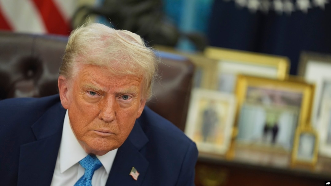 Президент Дональд Трамп общается с журналистами в Овальном кабинете Белого дома в пятницу, 31 января 2025 года, в Вашингтоне. (AP Photo/Evan Vucci)