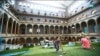 Гигантский искусственный газон – главная летняя инсталляция Вашингтона