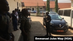 Un gendarme en faction au tribunal militaire de Yaoundé, le 14 décembre 2018. (VOA/Emmanuel Jules Ntap)