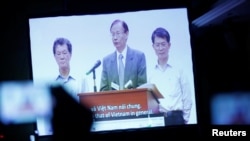 A video clip shows Formosa Ha Tinh Steel president Chen Yuan-cheng (C) offering an apology to Vietnamese government and people at a press conference on the recent fish deaths in Vietnam's central province, in Hanoi, Vietnam June 30, 2016. 