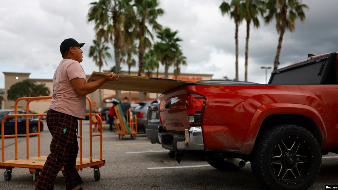 Seorang pria tampak membeli papan kayu untuk melindungi rumahnya dari terjangan badai Milton di Orlando, Florida, pada 8 Oktober 2024. (Foto: Reuters/Jose Luis Gonzalez)