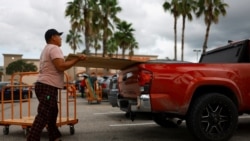 Seorang pria tampak membeli papan kayu untuk melindungi rumahnya dari terjangan badai Milton di Orlando, Florida, pada 8 Oktober 2024. (Foto: Reuters/Jose Luis Gonzalez)