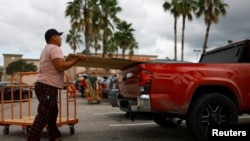 Seorang pria tampak membeli papan kayu untuk melindungi rumahnya dari terjangan badai Milton di Orlando, Florida, pada 8 Oktober 2024. (Foto: Reuters/Jose Luis Gonzalez)