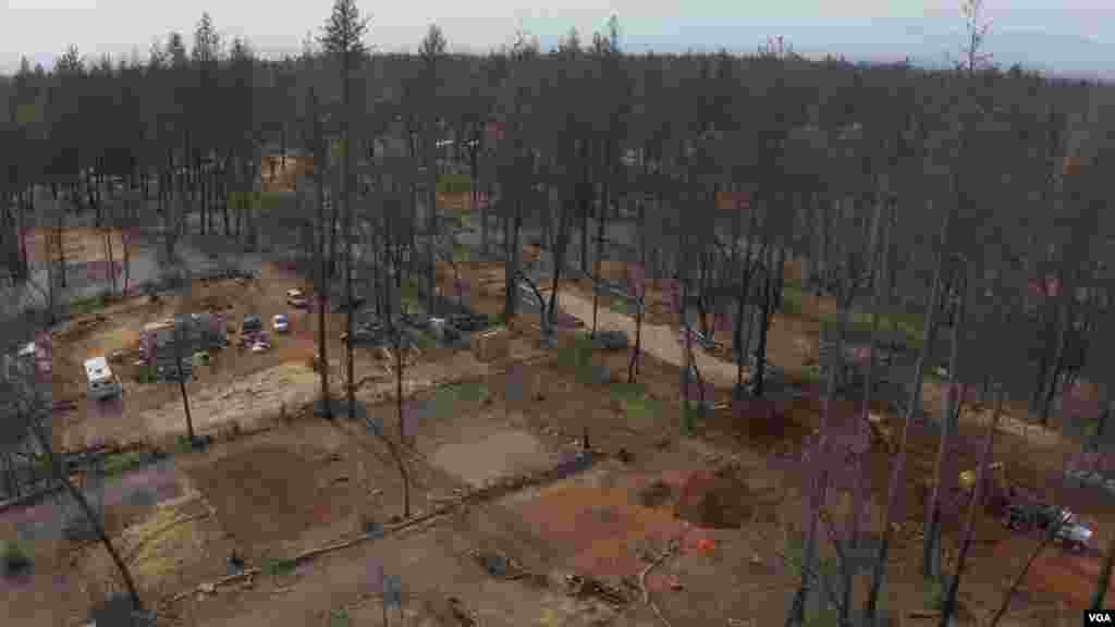 The debris of burned homes and trees has been removed leaving empty lots in a neighborhood in Paradise that was almost completely destroyed by the Camp Fire. (Elizabeth Lee/VOA News)
