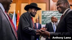 Shugaban Sudan ta Kudu Salva Kiir da madugun 'yan tawayen kasar Riek Machar sun sha hannu bayan sun rabtaba hannu akan yarjejeniyar tsagaita wuta