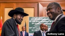 Le président du Soudan du Sud, Salva Kiir, et le chef de l'opposition Riek Machar, à droite, se serrent la main lors des pourparlers de paix dans un hôtel à Addis Abeba, Ethiopie, le 21 juin 2018.