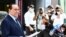 ARHIVA - Bivši premijer Italije Silvio Berluskoni razgovara sa novinanrima po izlasku iz bolnice San Rafaele u Milanu, gde je lečen od blage upale pluća posle infekcije koronavirusom, 14. septembra 2020. 