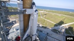 El tanque externo del Atlantis lleva, en su último viaje, medio millón de galones de oxigeno e hidrógeno líquido.