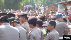 Polisi menjaga jemaat Gereja HKBP Filadelfia di Bekasi saat dihadang kelompok massa yang melarang mereka beribadah, 2012. (Foto: Dok))