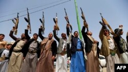 예멘의 후티 반군이 지난해 예맨 수도 사나에서 반군의 단결성을 보여주기 위한 시위를 열고 있다. (자료사진) 