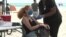 Turistas se vacunan contra el coronavirus en EE. UU. 