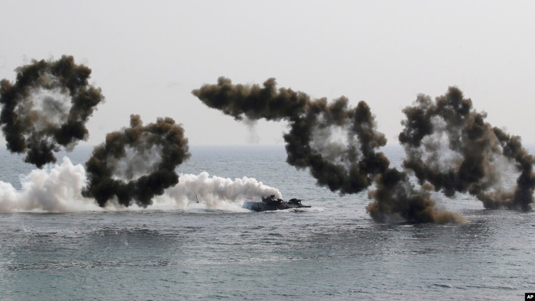 Kendaraan laut amfibi Korea Selatan dalam latihan militer gabungan tahunan Foal Eagle antara Korea Selatan dan AS di Pohang, bagian selatan Seoul (30/3). (AP/Lee Jin-man)