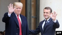 Presiden Amerika Serikat Donald Trump disambut oleh Presiden Perancis Emmanuel Macronthe di Istana Elysee, Paris (10/11).