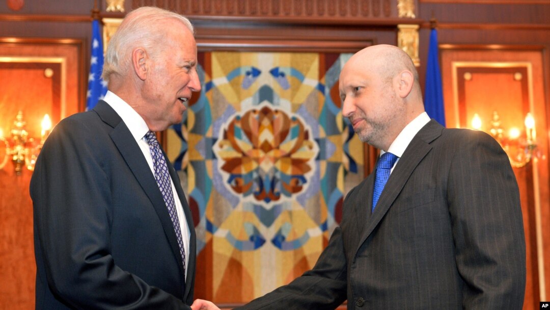 Wakil Presiden Amerika Joe Biden (kiri) dan pejabat Presiden Ukraina Oleksandr Turchynov di Kyiv (22/4).
