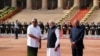 PM India Narendra Modi (tengah), berjabat tangan dengan presiden Sri Lanka, Gotabaya Rajapaksa, disaksikan Presiden India Ram Nath Kovind di New Delhi, 29 November 2019. 