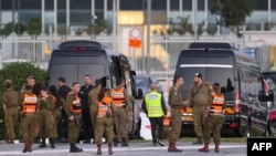 Ізраїльські військові чекають біля медичного центру Шнайдер у Тель-Авіві, 24 листопада 2023 року, під час підготовки до звільнення ізраїльських заручників, утримуваних ХАМАСом у Газі, в обмін на палестинських в’язнів пізніше того ж дня. (Фото: ФАДЕЛЯ СЕННИ / AFP)