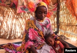 Hanan Idriss, de 22 años, madre de dos hijos, habla en la ciudad fronteriza de Adre, Chad, el 14 de noviembre de 2023. Idriss dijo que RSF y milicianos árabes atacaron su casa en Ardamata, Darfur Occidental, y trataron de agredirla sexualmente. y su hermana.