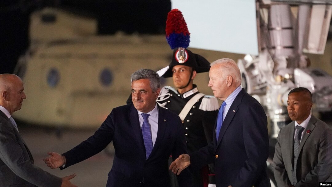 Presiden AS Joe Biden disambut setibanya di Bandara Brindisi untuk mengikut pertemuan puncak kelompok negara maju G7 di Puglia, Brindisi, Italia, Rabu, 12 Juni 2024. (Foto: Kevin Lamarque/Reuters)