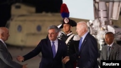 El presidente de Estados Unidos, Joe Biden, es recibido a su llegada al aeropuerto de Brindisi, antes de la cumbre del G7 en Puglia, en Brindisi, Italia, el 12 de junio de 2024. REUTERS/Kevin Lamarque.