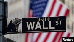 Logo Wall Street digambarkan di Bursa Efek New York (NYSE) di wilayah Manhattan, New York City, New York, AS, 9 Maret 2020. (Foto: REUTERS/Carlo Allegri)