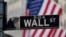 Logo Wall Street digambarkan di Bursa Efek New York (NYSE) di wilayah Manhattan, New York City, New York, AS, 9 Maret 2020. (Foto: REUTERS/Carlo Allegri)