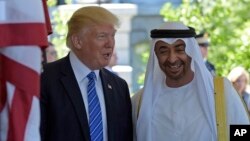 Presiden AS Donald Trump menerima Putra Mahkota Abu Dhabi Sheikh Mohammed bin Zayed Al Nahyan di Gedung Putih, Senin (15/5). Kebijakan luar negeri mengisyaratkan perubahan besar kebijakan Timur Tengah dibanding pendahulunya.